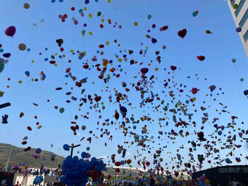İzmir’de binlerce balon 6 yaşındaki Erhan ve arkadaşları için uçuruldu