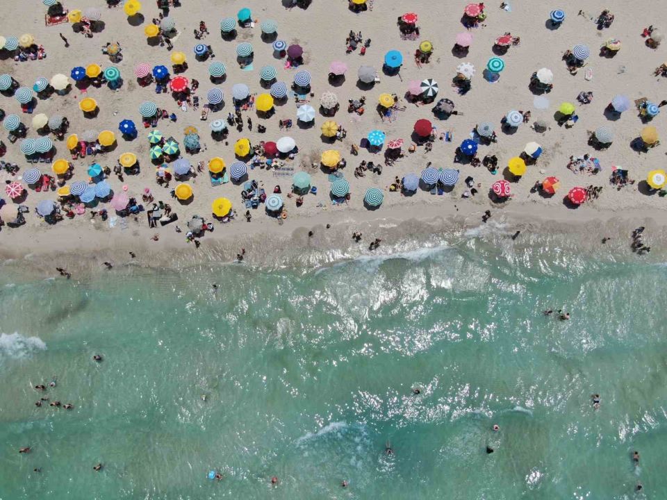 Çeşme’de plajlar doldu taştı nüfus 1 milyonu geçti