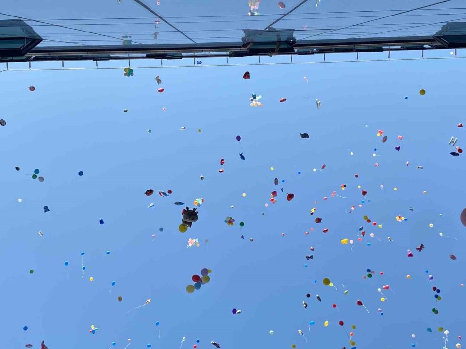 İzmir’de binlerce balon 6 yaşındaki Erhan ve arkadaşları için uçuruldu