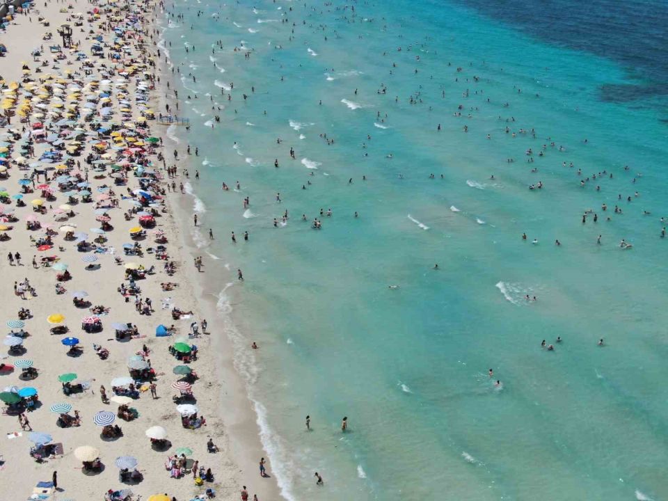 Çeşme’de plajlar doldu taştı nüfus 1 milyonu geçti
