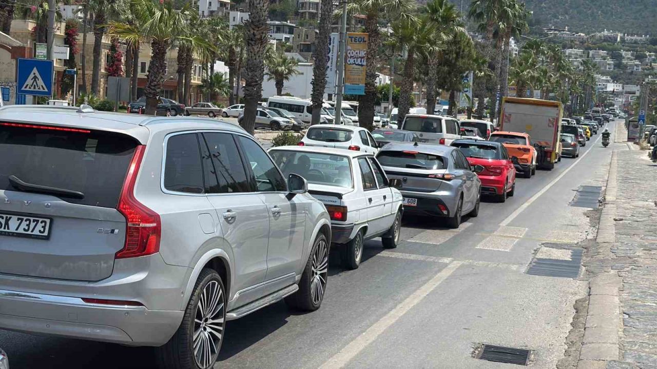 Bodrum’dan bayram dönüşü 24 saatte 15 binden fazla araç çıkış yaptı