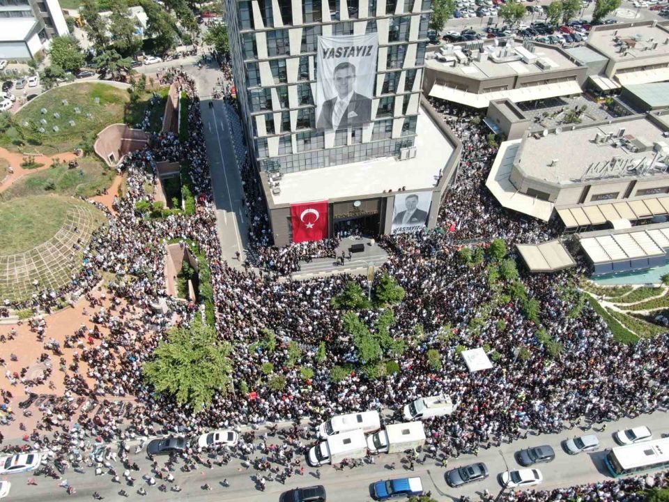 Belediye önüne Başkan Zeyrek’e acı veda