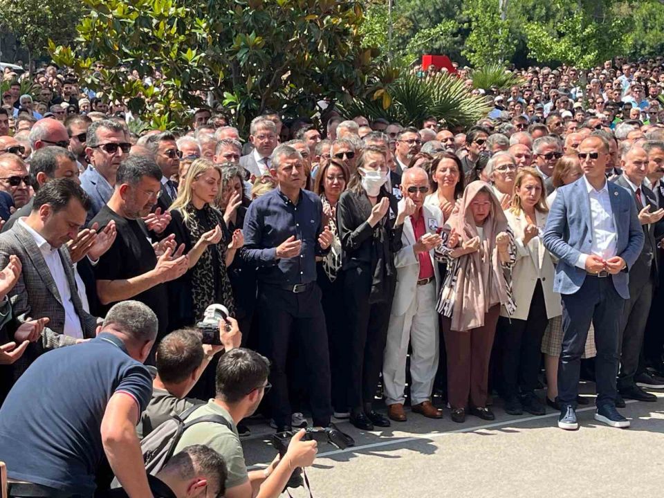 Belediye önüne Başkan Zeyrek’e acı veda