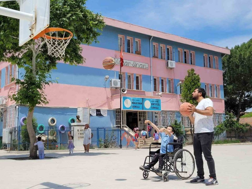 Sarıgöl’de 40 yıllık eğitim yuvasına görkemli veda