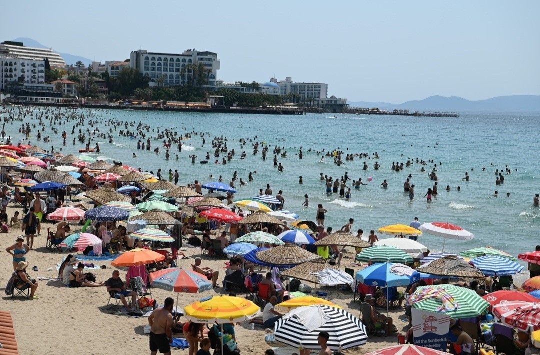 Kuşadası’nda plajlarda bayram yoğunluğu