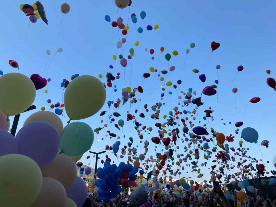 İzmir’de binlerce balon 6 yaşındaki Erhan ve arkadaşları için uçuruldu