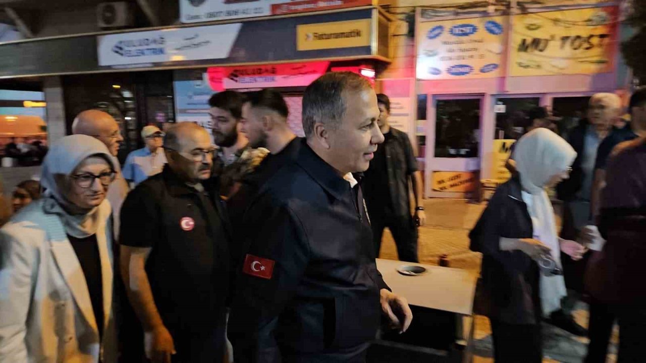 İçişleri Bakanı Ali Yerlikaya 6.1’lik depremin yaşandığı Sındırgıda açıklamalarda bulundu