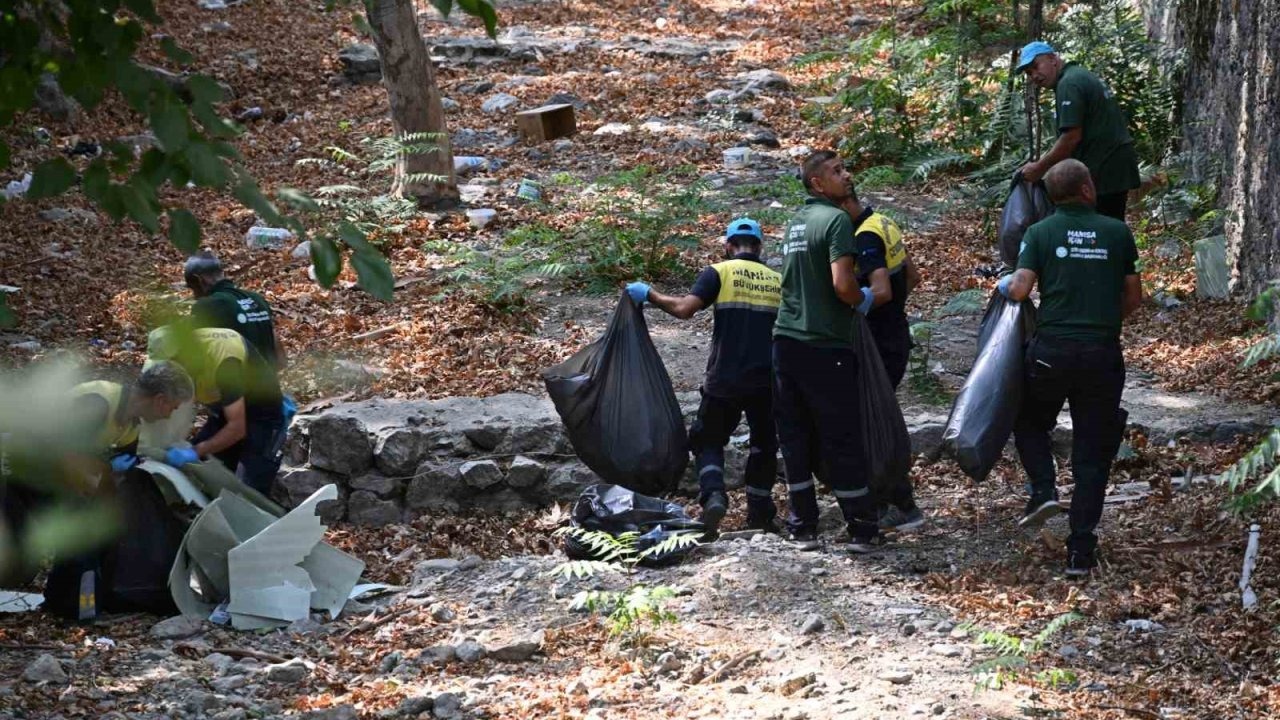 Manisa Büyükşehir'den Çaybaşı Deresi'nde rutin temizlik