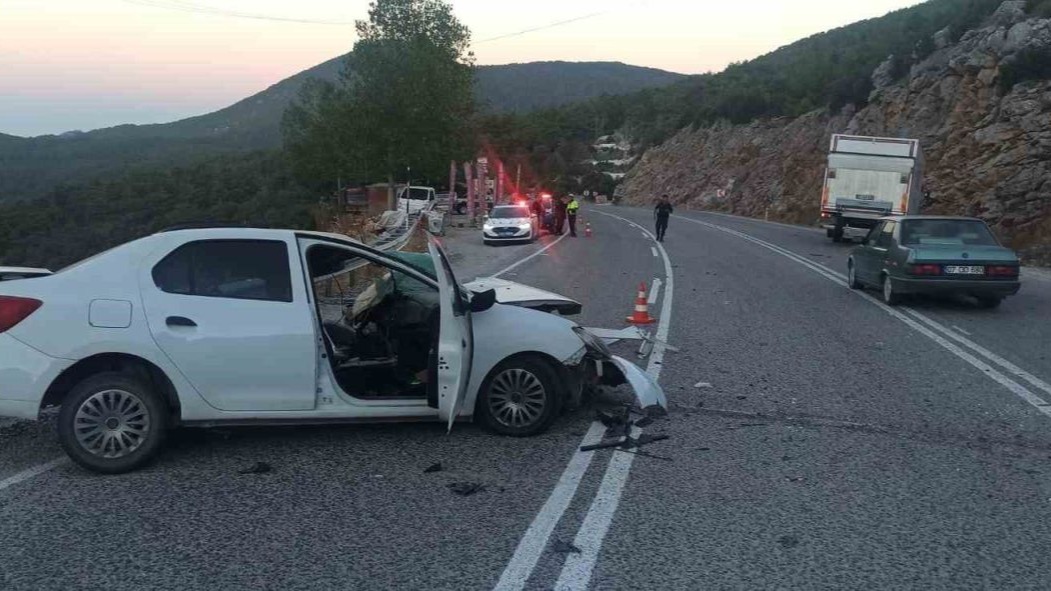 Ege’de acı olay: Otomobil tırla çarpıştı: 1 ölü!