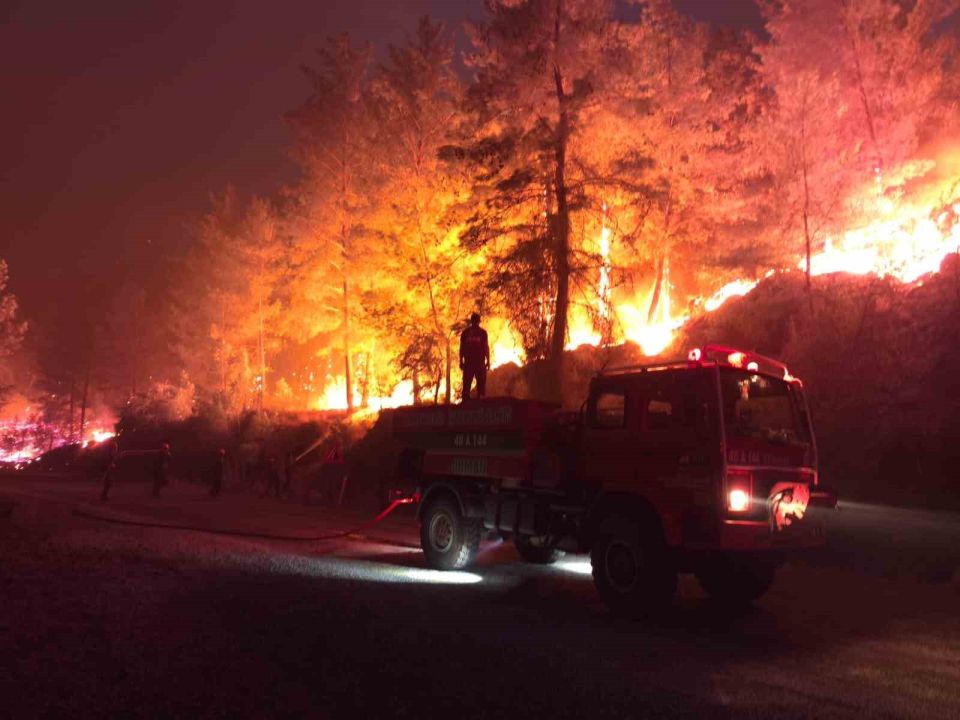 Muğla’da alevler geceyi aydınlattı