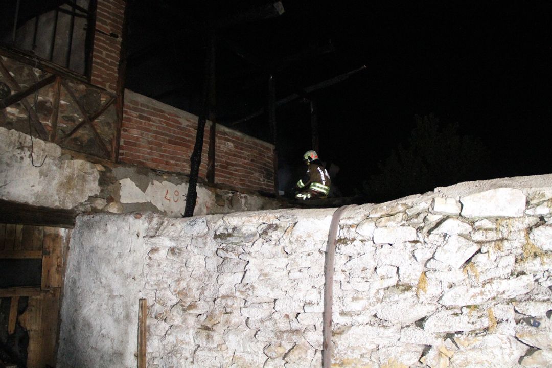 Kula'da gece korkutan yangın