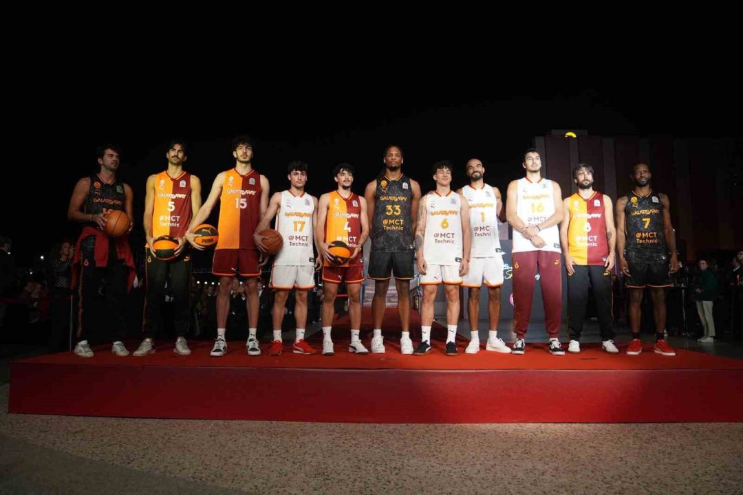 Galatasaray Adası’nda forma lansmanı gecesi