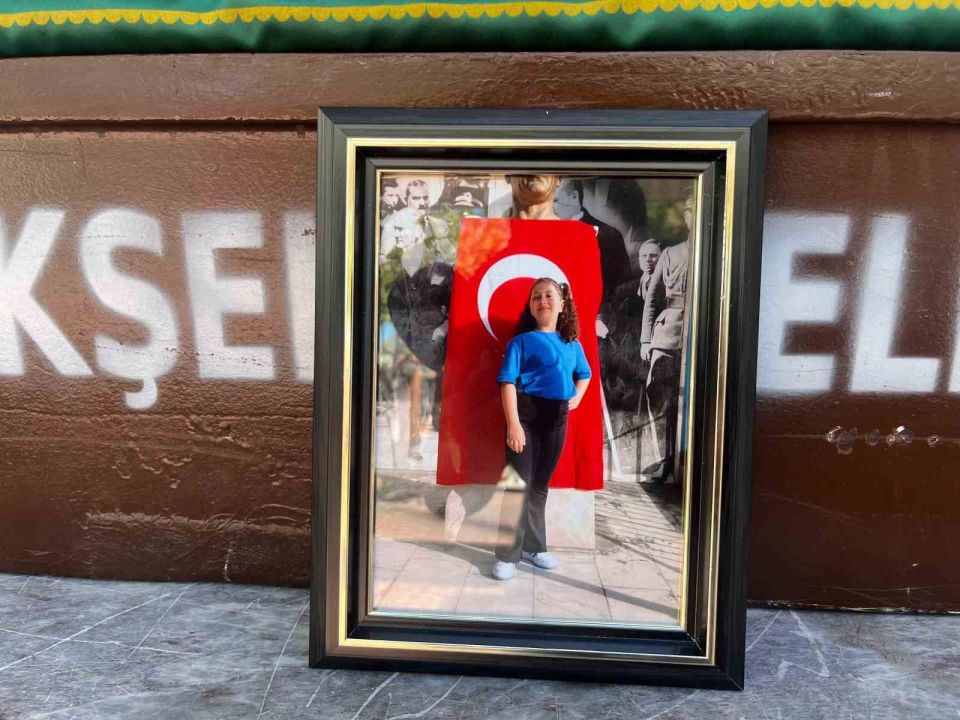 Asansörden düşen koltuğun altında kalan küçük kıza acı veda!