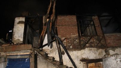 Kula'da gece korkutan yangın