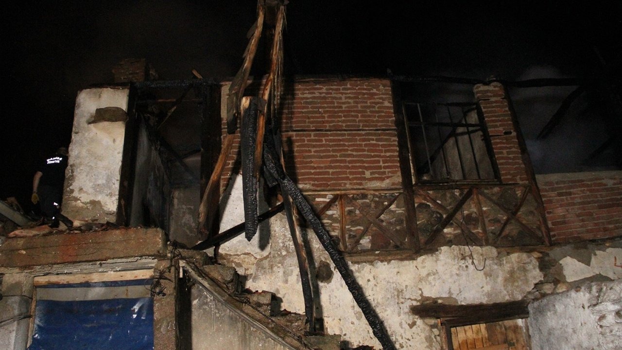 Kula'da gece korkutan yangın