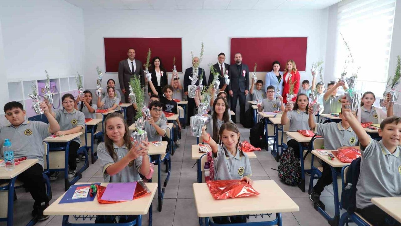 İzmir’de yeni eğitim yılı ’Yeşil Vatanı Korumak’ temalı ilk dersle başladı