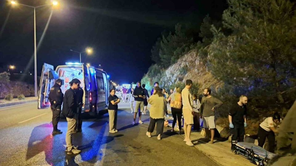 Ege'de kaza: Havalimanı otobüsü kaza yaptı, 5 yaralı