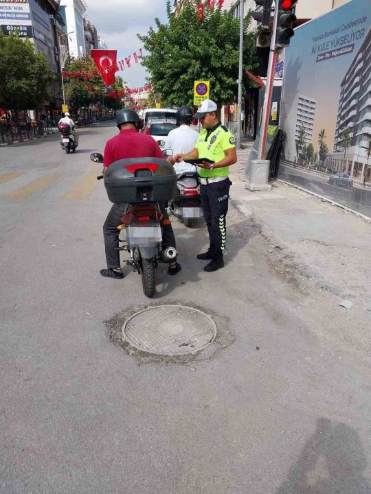 Manisa'da kask ve kaldırım denetimi! 2 Milyon 428 Bin Lira ceza!
