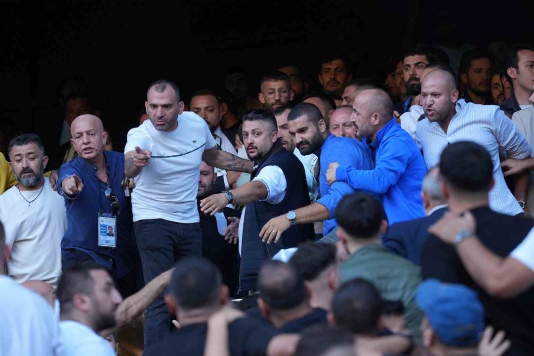Fenerbahçe seçiminde tribünlerde gerginlik