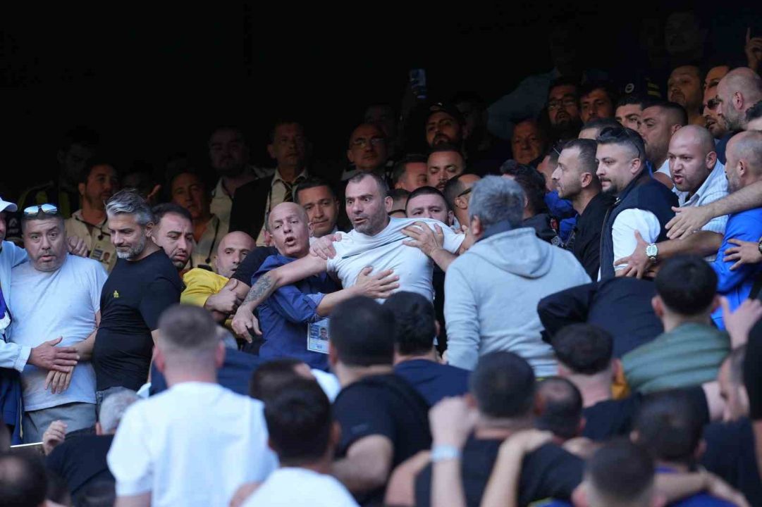 Fenerbahçe seçiminde tribünlerde gerginlik