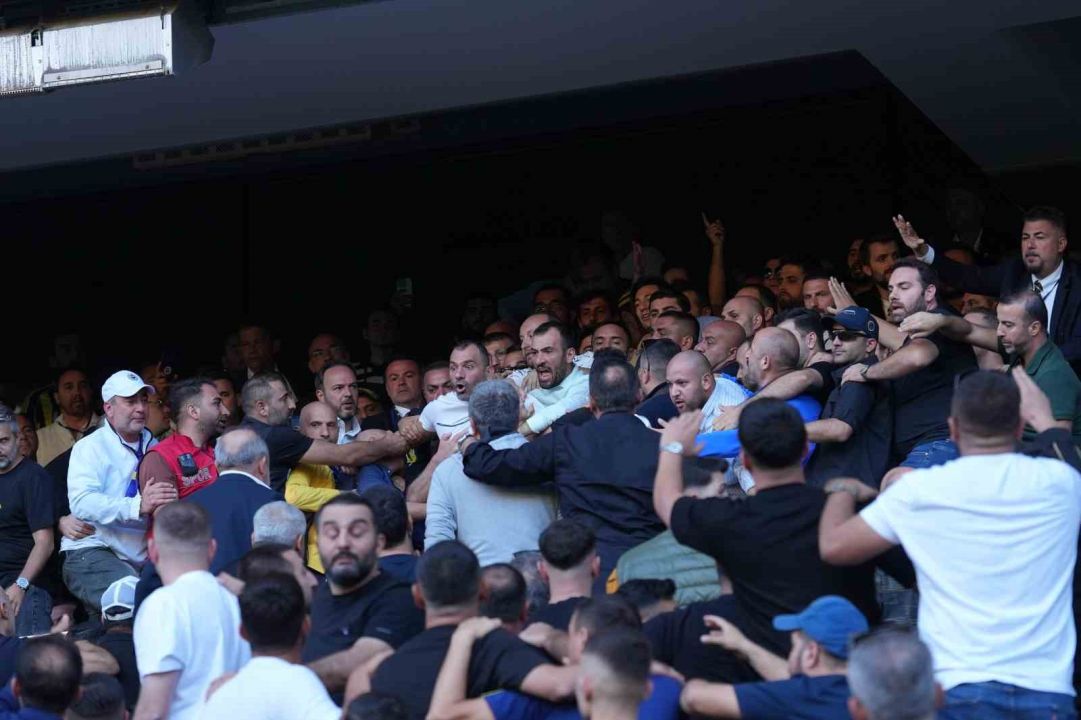 Fenerbahçe seçiminde tribünlerde gerginlik