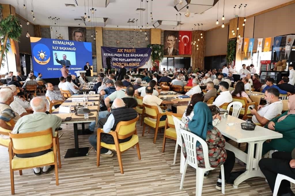 Komşu ilçede Ak Parti'ye yeni üyelere rozet takıldı; 'CHP’den de katılım var'