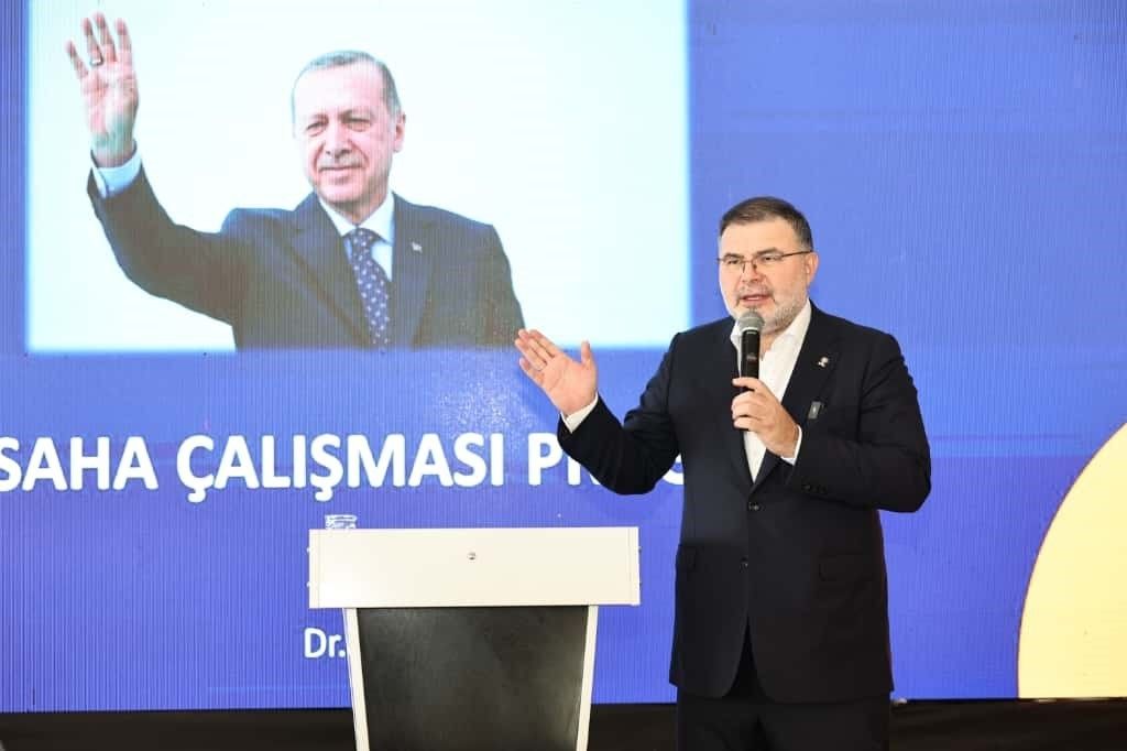 Komşu ilçede Ak Parti'ye yeni üyelere rozet takıldı; 'CHP’den de katılım var'