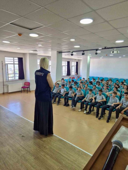 Manisa'da 'SİBERAY' ile çocuklar güvenli İnternete adım atıyor