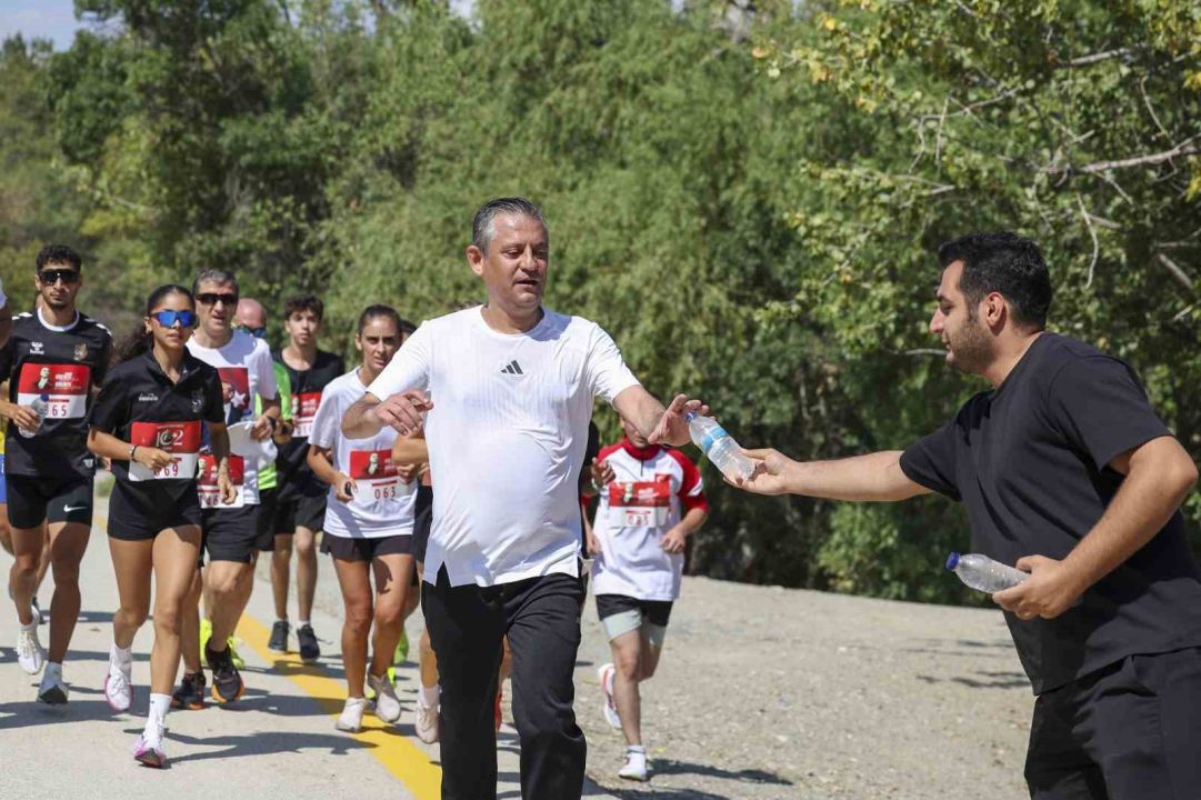 Özel'den Erdoğan'a: 'Öyle 10 kilometre değil, 100 metreyi birlikte koşalım bir bakalım'