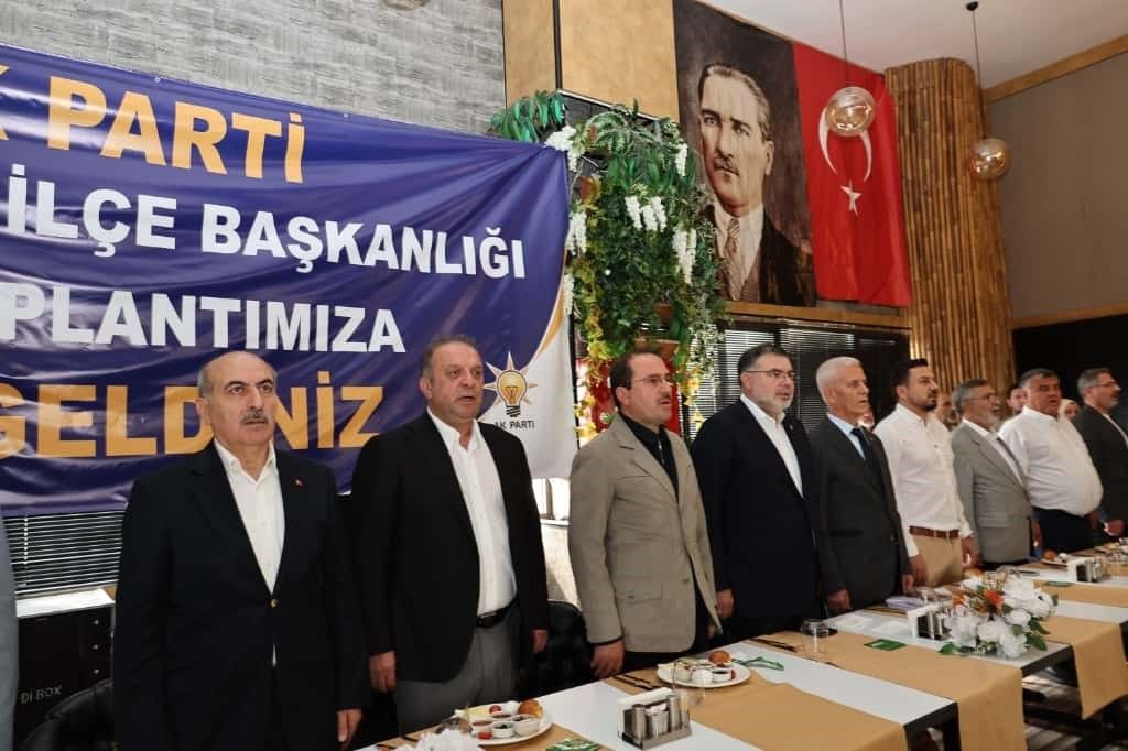 Komşu ilçede Ak Parti'ye yeni üyelere rozet takıldı; 'CHP’den de katılım var'