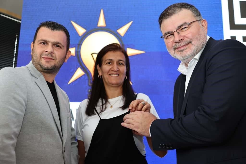 Komşu ilçede Ak Parti'ye yeni üyelere rozet takıldı; 'CHP’den de katılım var'