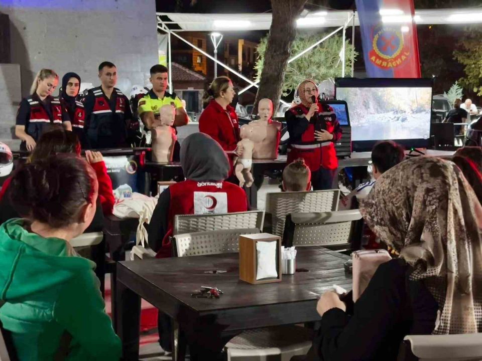 Manisa’da Türk Kızılay ve Jandarma’dan bilinçlendirme çalışması