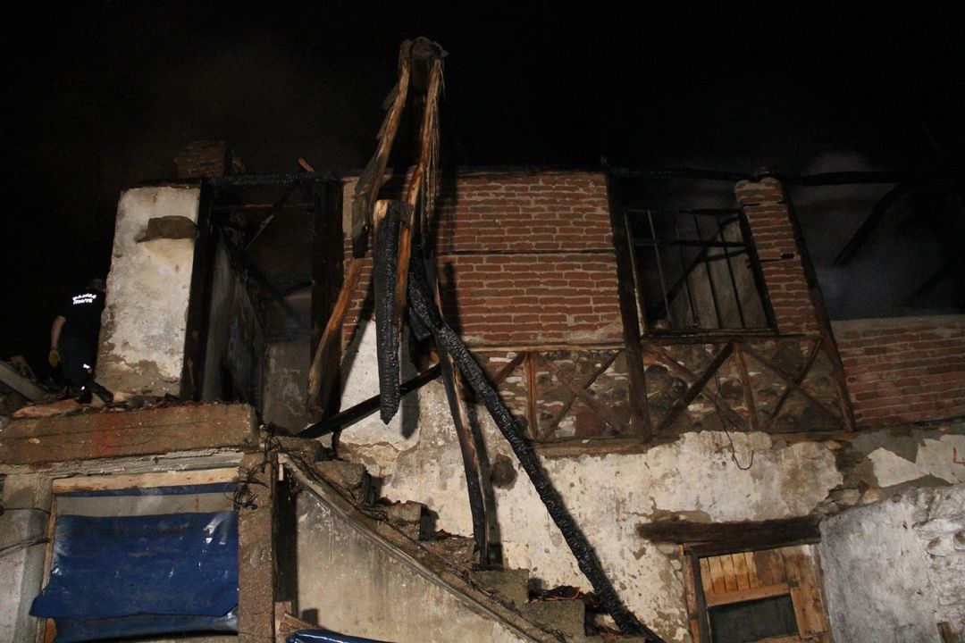 Kula'da gece korkutan yangın