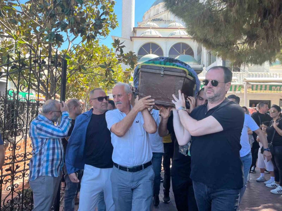 Asansörden düşen koltuğun altında kalan küçük kıza acı veda!
