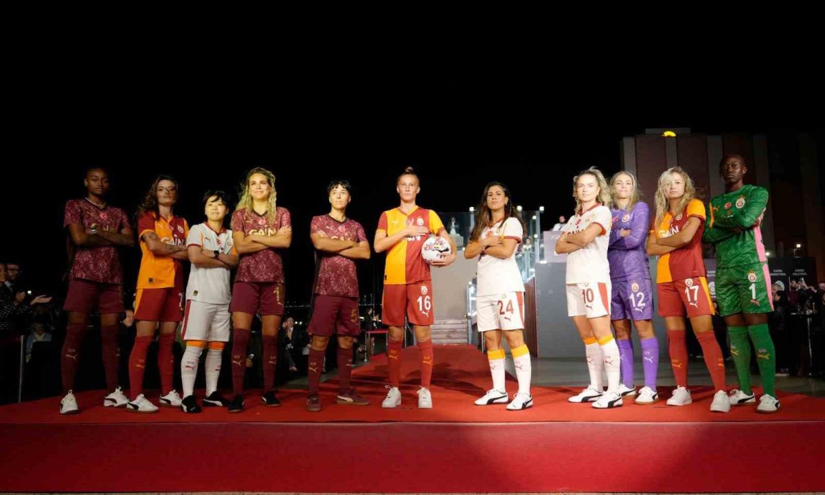 Galatasaray Adası’nda forma lansmanı gecesi
