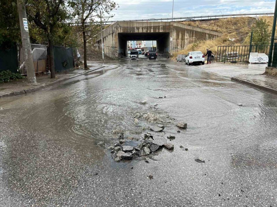 İzmir’de etkili olan sağanak sonrası yollar göle döndü!