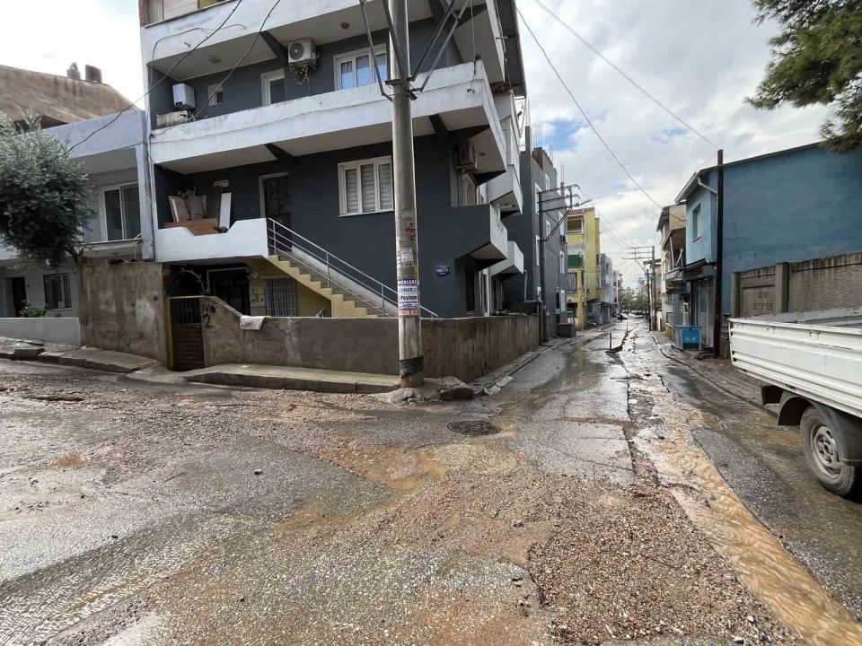 İzmir’de etkili olan sağanak sonrası yollar göle döndü!