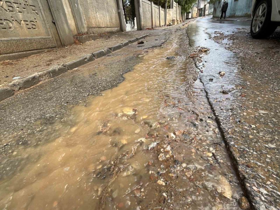 İzmir’de etkili olan sağanak sonrası yollar göle döndü!
