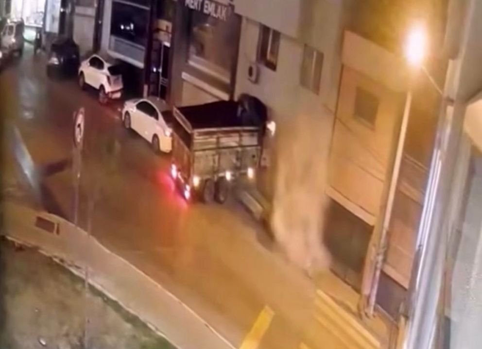 İzmir’de şok kaza: Freni boşalan kamyon duvarı yıkıp eve girdi!