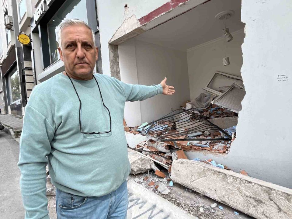 İzmir’de şok kaza: Freni boşalan kamyon duvarı yıkıp eve girdi!