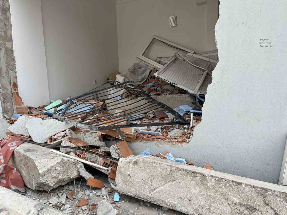 İzmir’de şok kaza: Freni boşalan kamyon duvarı yıkıp eve girdi!
