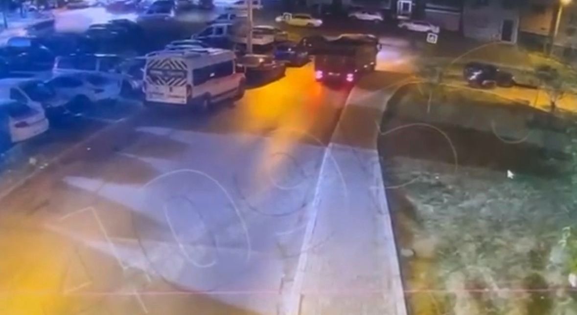 İzmir’de şok kaza: Freni boşalan kamyon duvarı yıkıp eve girdi!