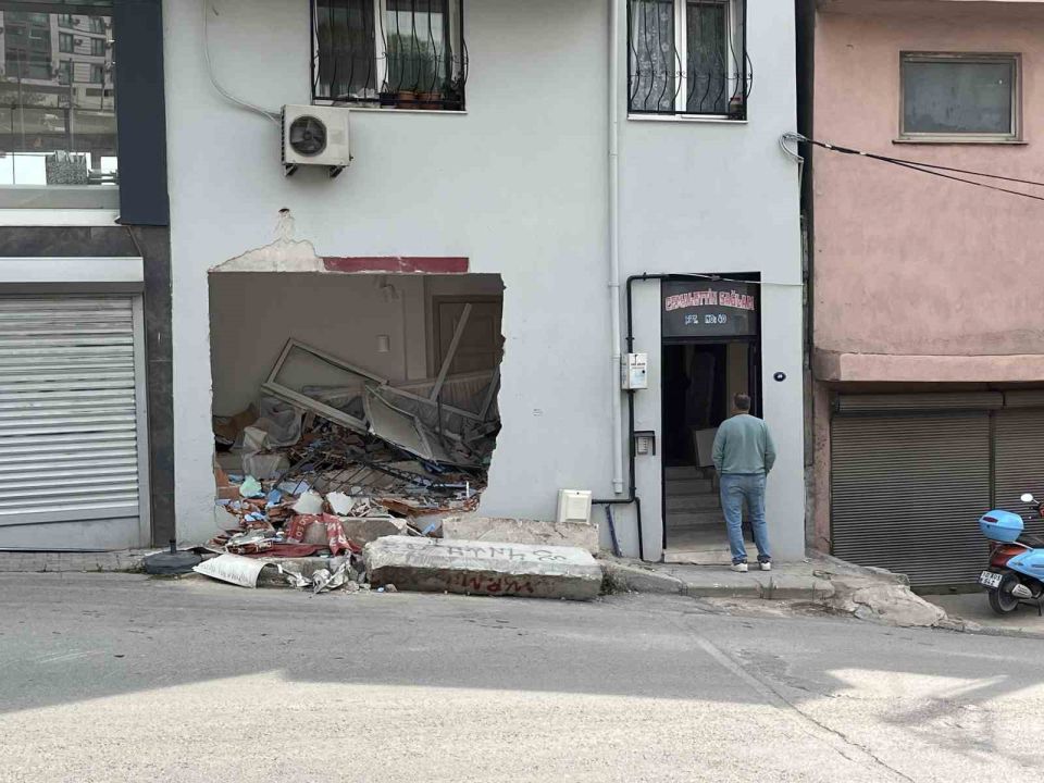 İzmir’de şok kaza: Freni boşalan kamyon duvarı yıkıp eve girdi!