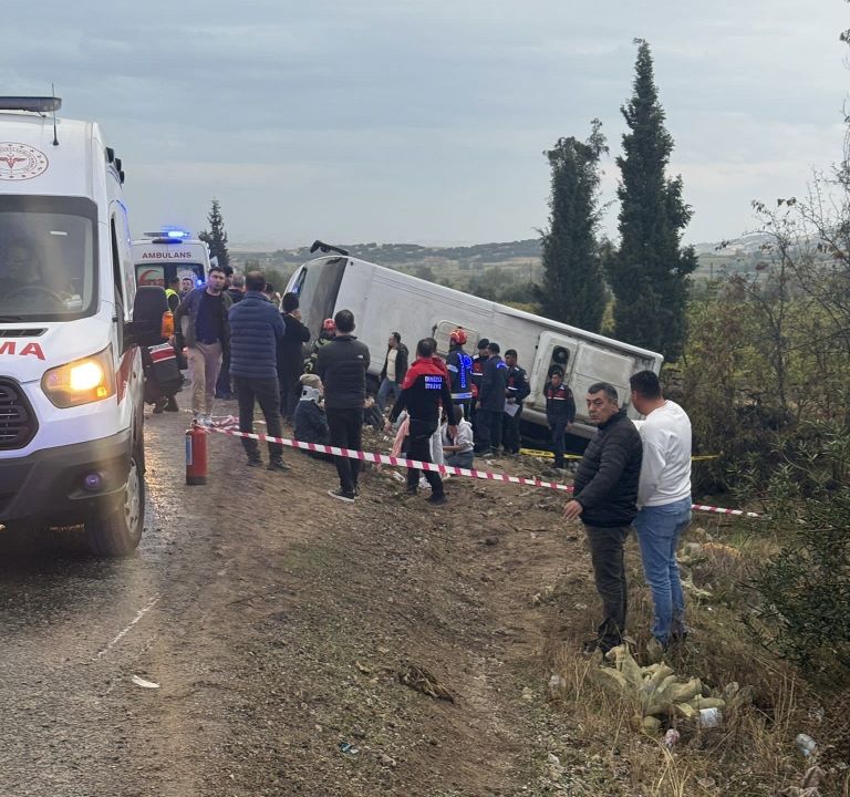 SON DAKİKA! Denizli'den İzmir'e dönen tur otobüsü kaza yaptı! Ölü ve yaralılar var