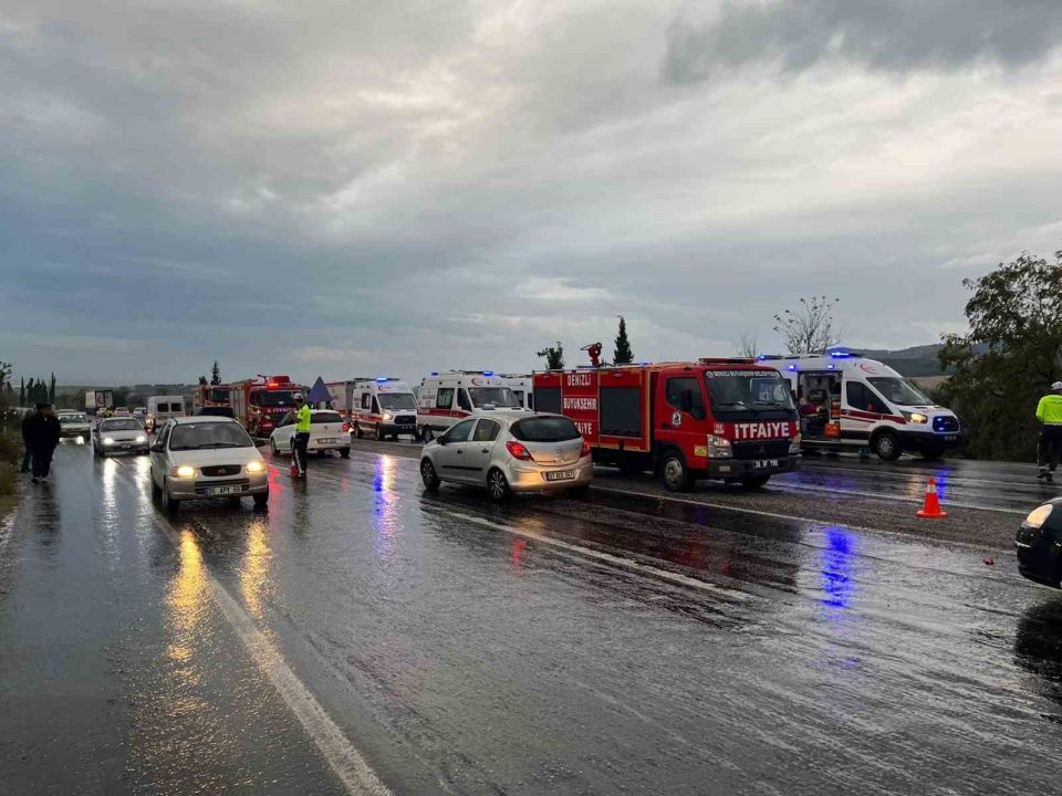 SON DAKİKA! Denizli'den İzmir'e dönen tur otobüsü kaza yaptı! Ölü ve yaralılar var
