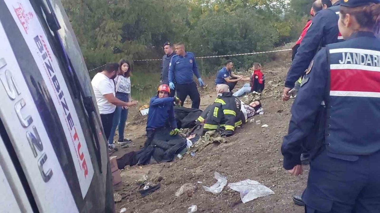 SON DAKİKA! Denizli'den İzmir'e dönen tur otobüsü kaza yaptı! Ölü ve yaralılar var