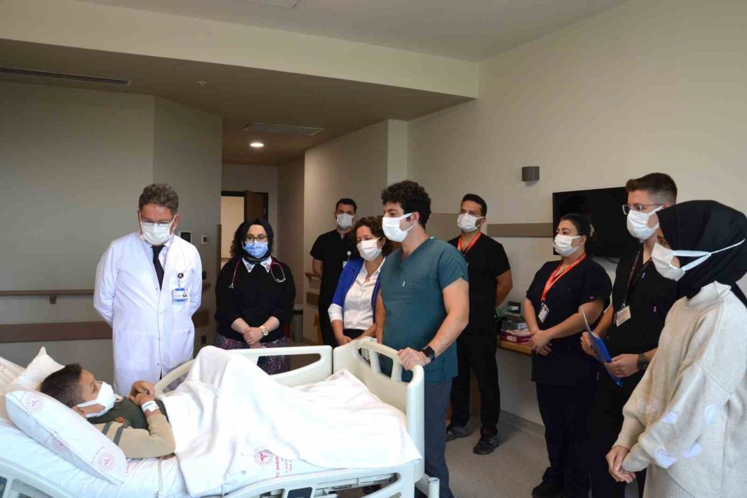 Fedakâr babadan oğluna en anlamlı hediye: 9 yaşındaki oğluna böbreğini verdi