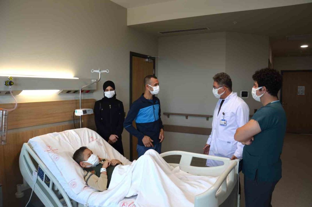 Fedakâr babadan oğluna en anlamlı hediye: 9 yaşındaki oğluna böbreğini verdi
