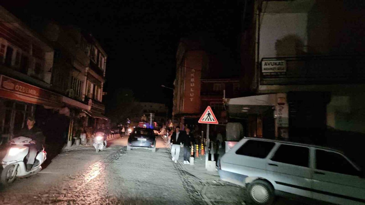 Balıkesir Sındırgı’da 6.1’lik depremde üç bina yıkıldığı öğrenildi