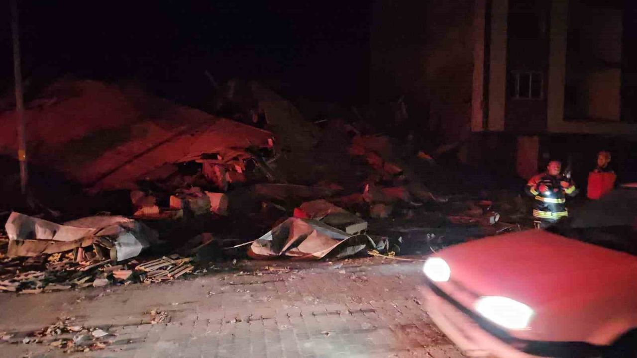 Balıkesir Sındırgı’da 6.1’lik depremde üç bina yıkıldığı öğrenildi